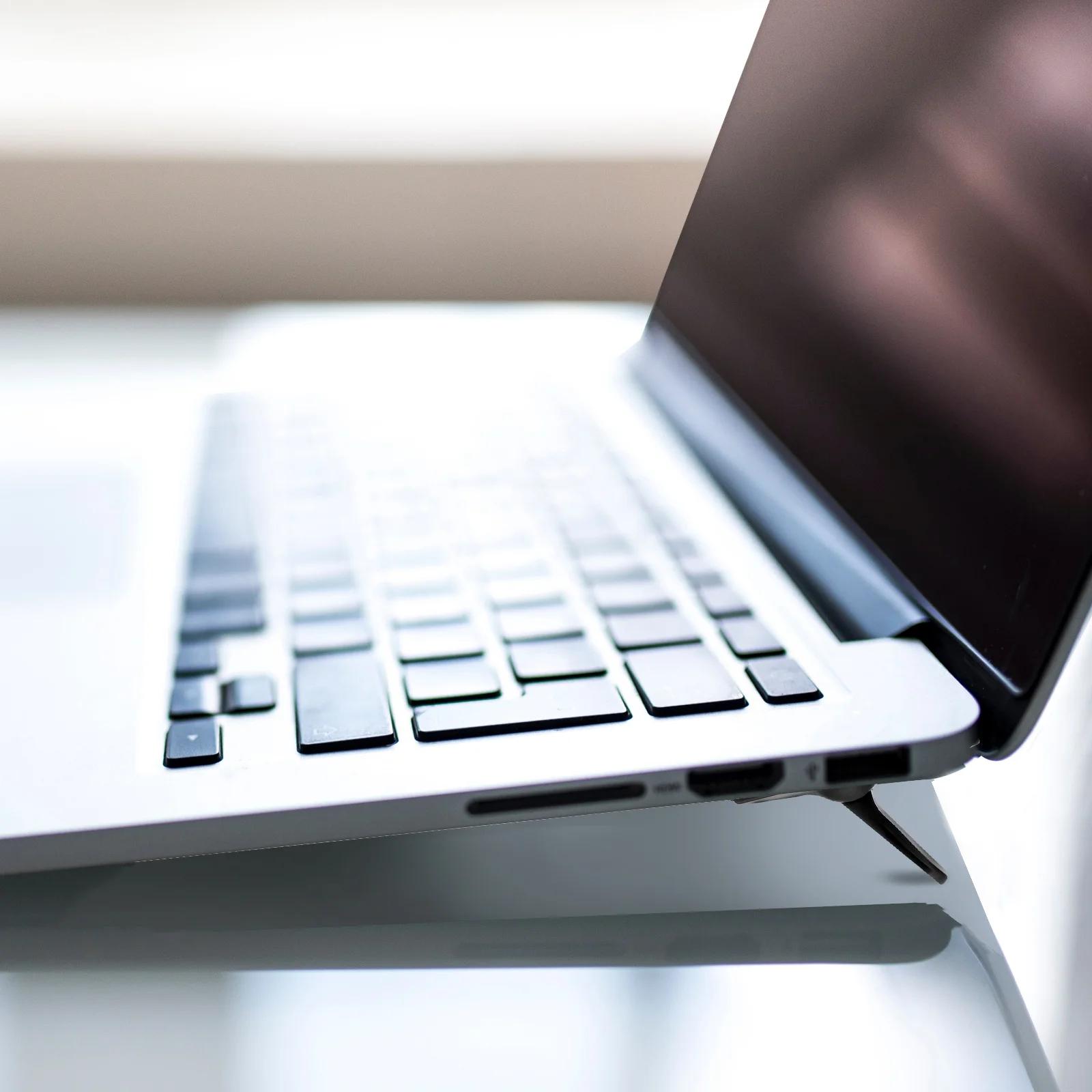 

2 шт. эргономичная подставка для ноутбука, складная конструкция для гладкой поверхности и лучшей защиты, складная подставка для ноутбука, компьютерная стойка