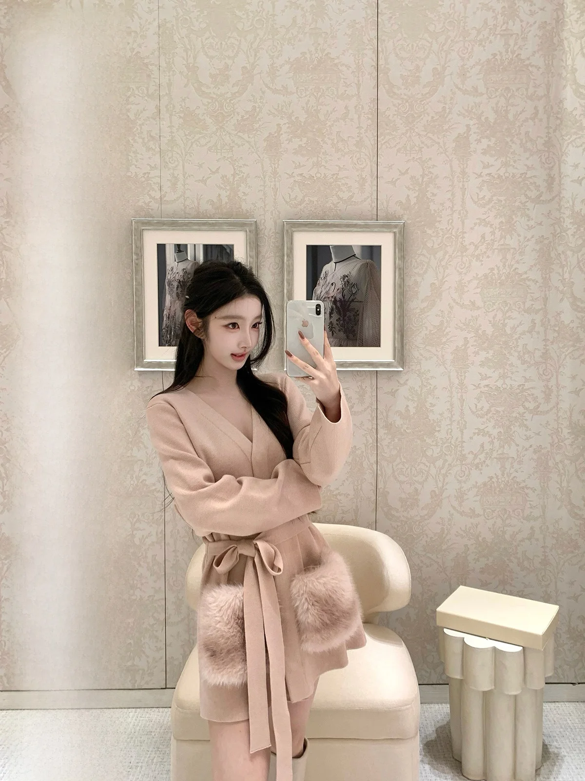 

Elegant Slimming V-Neck Hotdog Dress Gentle Softness Waist-Cinching Long Sleeve Winter Fashion Ladies' Short Outerwear