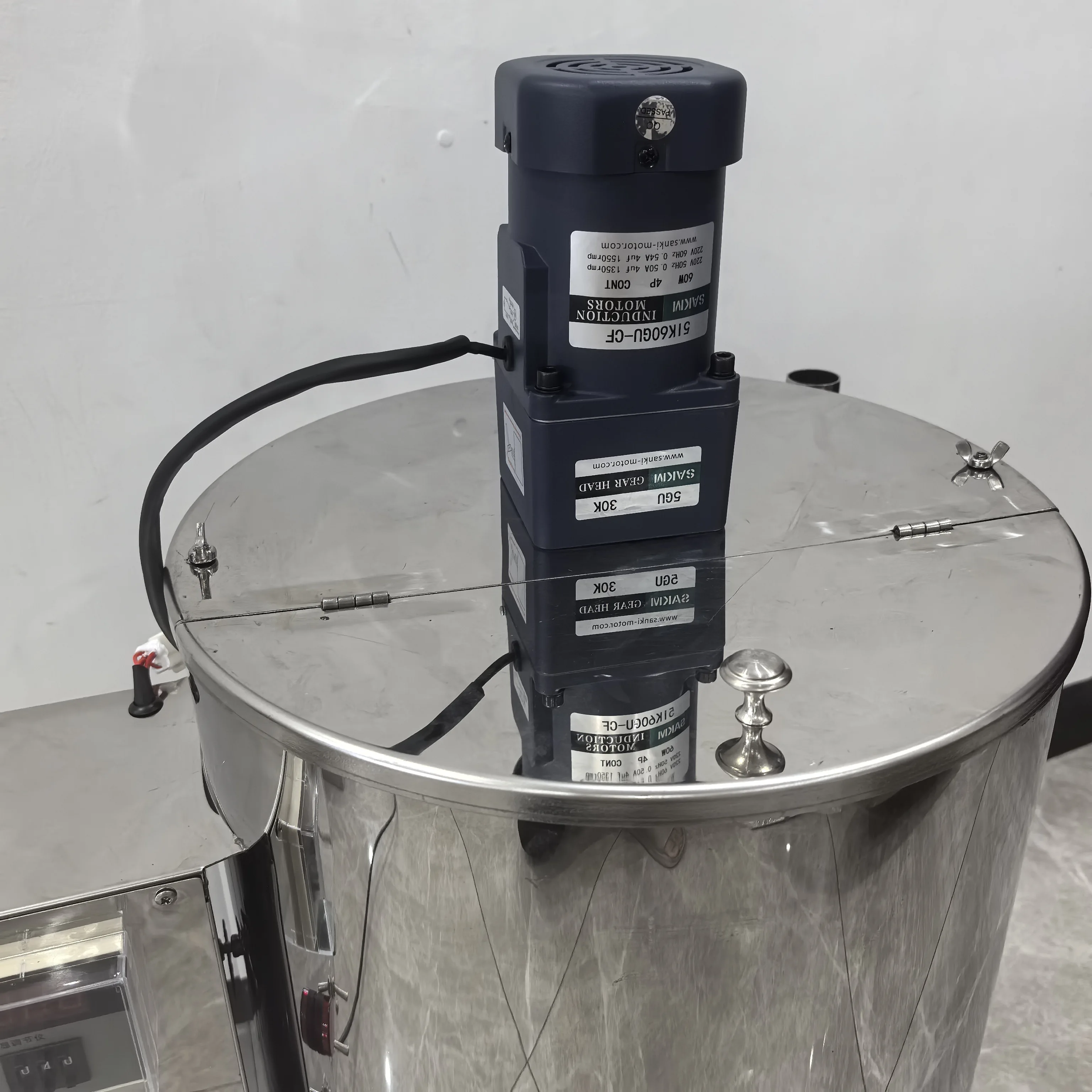 30L Heating Mixing Filling Machine, Liquid Paste Lipstick Filler Mixer, Stirring Tank for Dissolving & Filling Creams & Liquids view 4