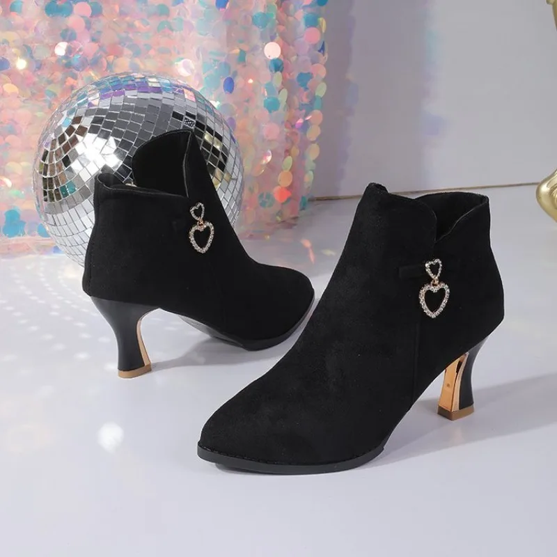 Übergrößen Damen Stiefeletten aus Wildleder mit spitzer Zehenpartie, Strass, hohem Absatz, seitlichem Reißverschluss, Herbst-Winter Damen Party Kurzstiefeletten – Detail 10