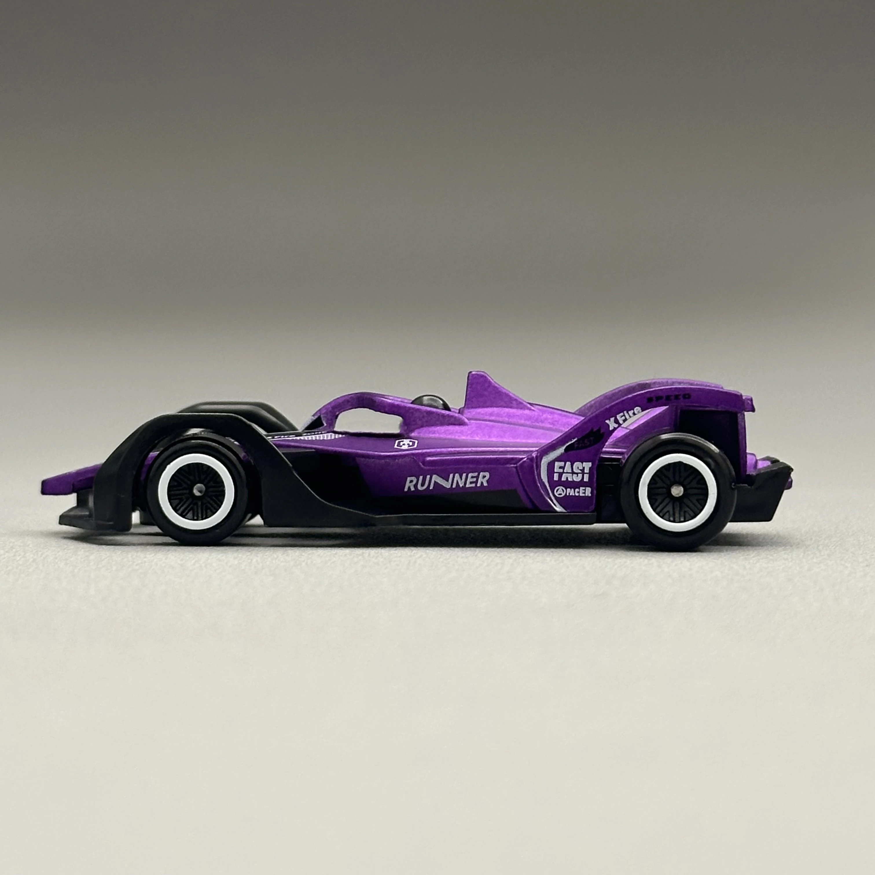 1/64 Diecast Alloy Purple Racing Car Formula Style Single Seater Miniature Collectible Display Model Toy for Racing Fans