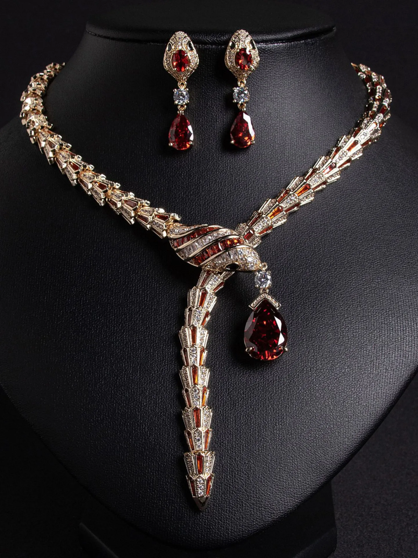 

Ele Snake Year Diamond Embedded Nelace Women's Faion Jewelry Clavicle Chain Vintage Luxury Sle Fre out Classical