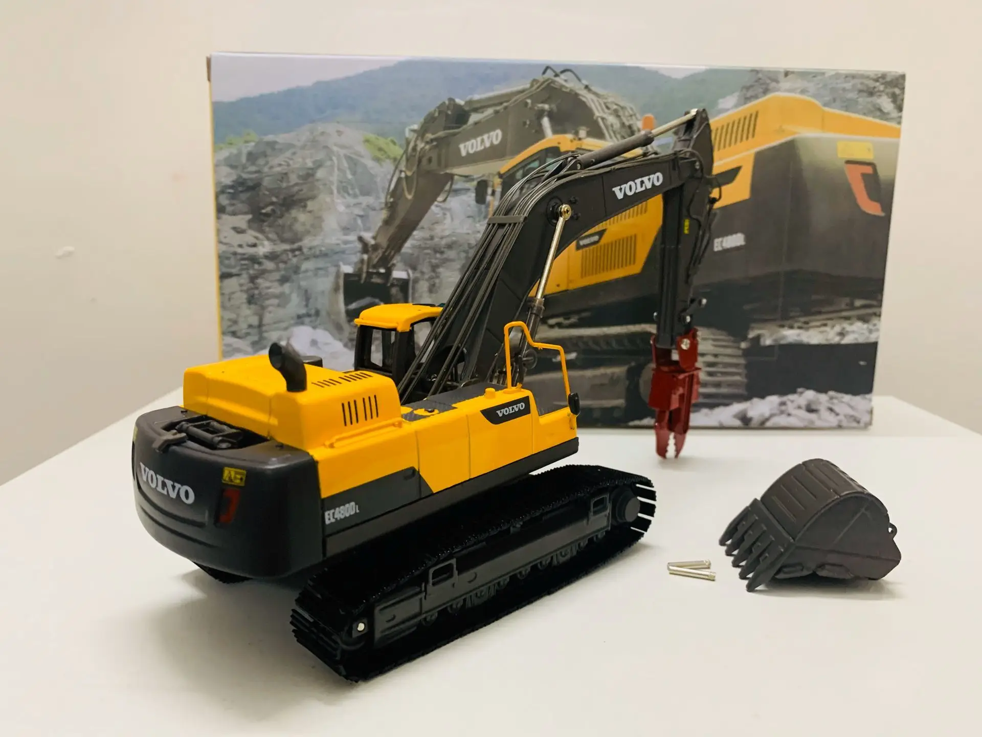 EC480DL Crawler Excavator/Demolition Machine 1/50 Scale Die-Cast Model NEW