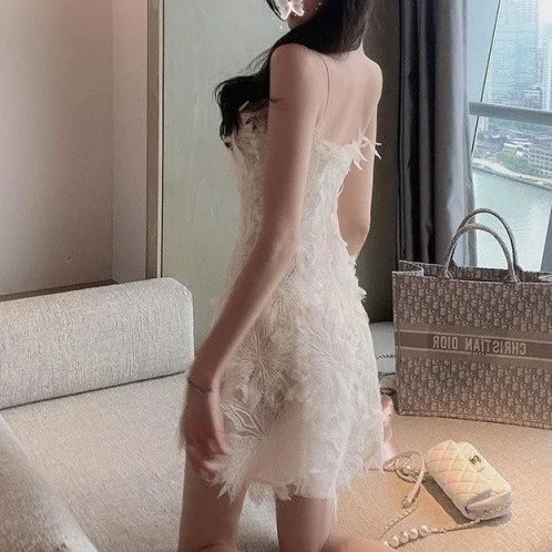 甘い妖精のようなレースのフェザーストラップドレス エレガントにデザインされたストリートスタイルのノースリーブボディコンドレス ビジネスや家庭用