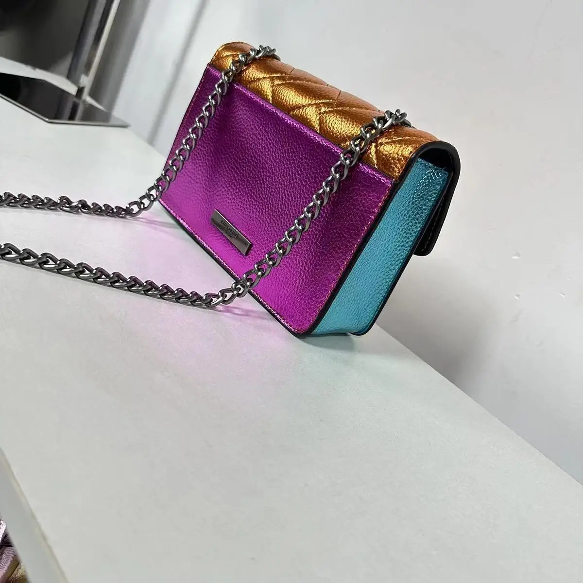 2024 لون مطابق للأزياء عطر صغير على الطراز الأجنبي منقوش كلاسيكي برأس النسر حقيبة كروس على شكل رأس هوك