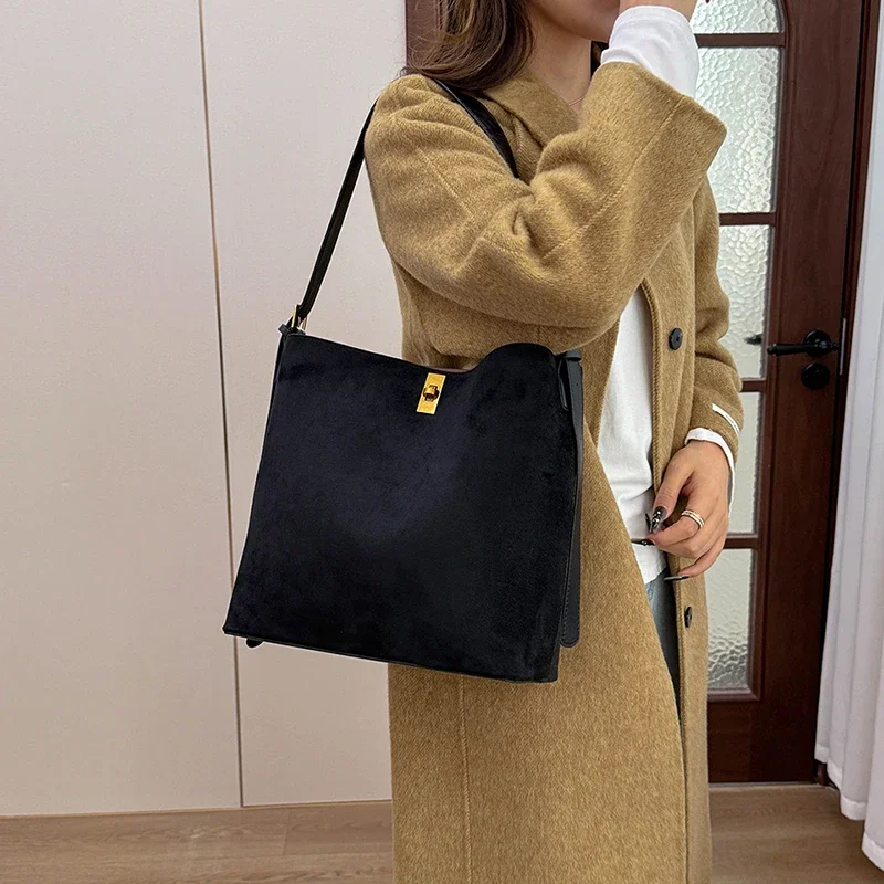 

Diaper Bags Classic Messenger Bag For Ladies, Leather Exterior With Water-Resistant Lining, Practical And Elegant For Commuting