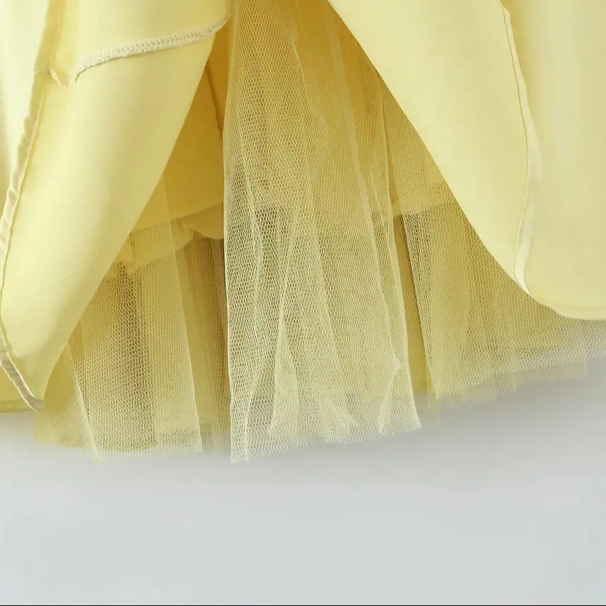 2025 เซ็กซี่สีเหลืองซาตินรัดตัวสไตล์สลิง Midi ชุดผู้หญิงลวดลูกไม้ V หน้าอกต่ํา 2 ชั้นซับ Hem Ball Gown Swing Party Robe