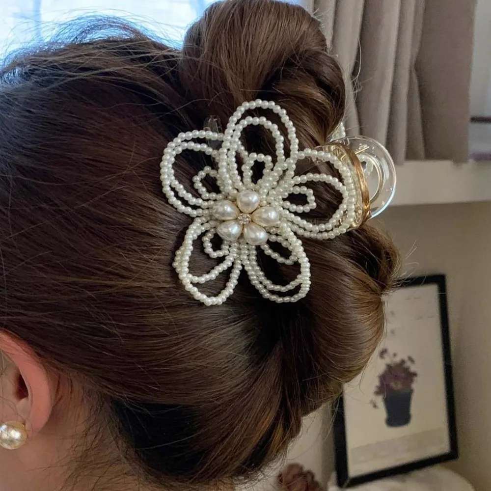 

Водонепроницаемая заколка-краб с жемчугом и цветами, элегантная, с белыми бусинами в виде зерен, изысканное украшение для волос ручной работы, заколки-крабы для девочек