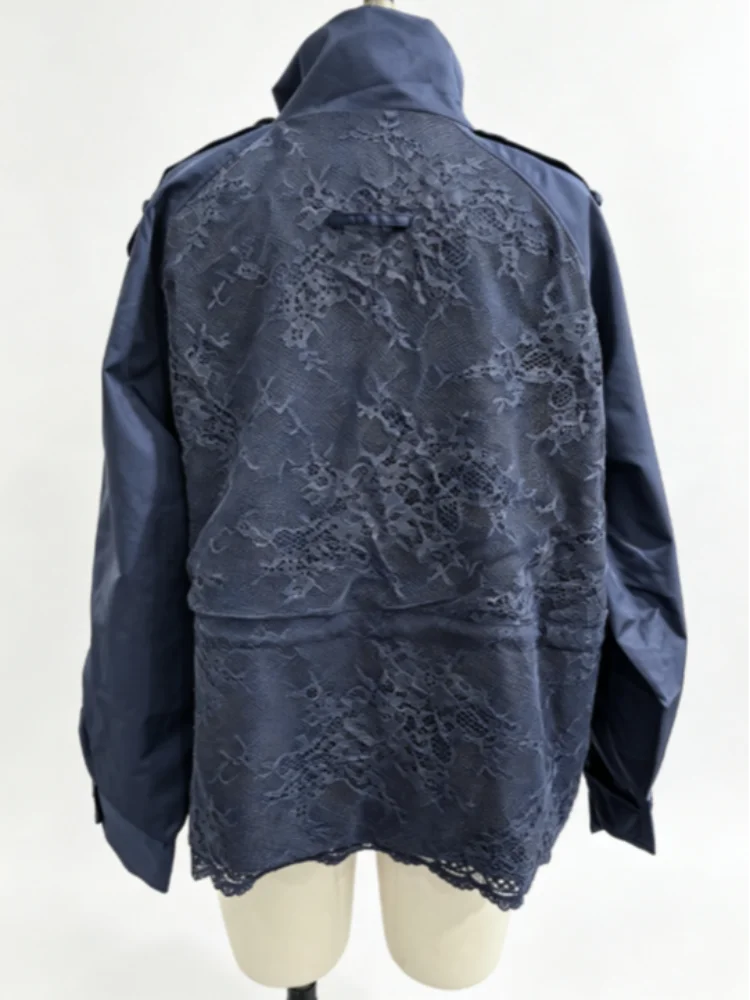 Elegante Jacke mit Spitzenbesatz am Rücken, Stehkragen, Kordelzug in der Taille, gerafften Puffärmeln, Herbst-Outfit für Damen. – Detail 6