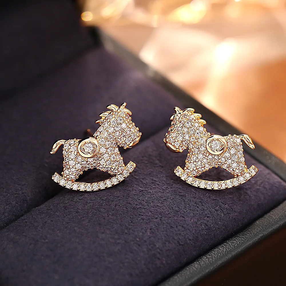

Light luxury, super flashy zircon pony earrings, high-end, exquisite, fashionable and personalized earrings, versatile earrings