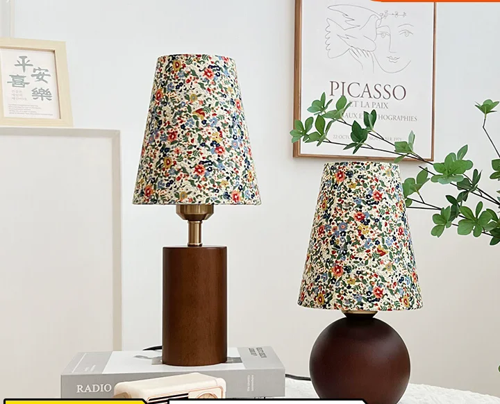 

French floral small table lamp, high-end feeling, bedroom headboard, retro vintage, master bedroom, romantic atmosphere lamp