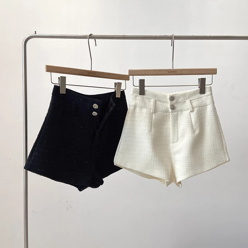 Temperament witte shorts voor dames lente 2025, nieuwe Franse afslankende hoge taille, wijde pijpen, korte broek, mode-knopshorts