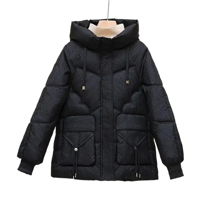 معطف شتوي قصير مع غطاء محرك السيارة من ألياف البوليستر المتلألئة بقصة عادية وسحاب للإغلاق سترة نسائية قطنية لامعة جديدة سميكة