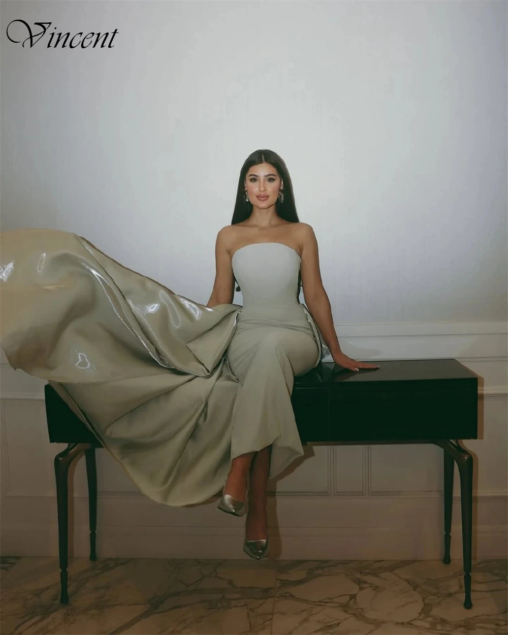 فستان سهرة رائع مخصص بدون حمالات أنيق بدون أكمام بطول الأرض لحفلات الزفاف بسيط من الجيرسيه ذيل شابيل