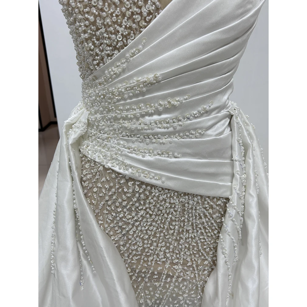 Vestidos de novia elegantes de satén con perlas blancas, vestidos de sirena con lentejuelas y cuentas con cuello en V a la moda, vestidos de novia de cola de corte plisados de lujo