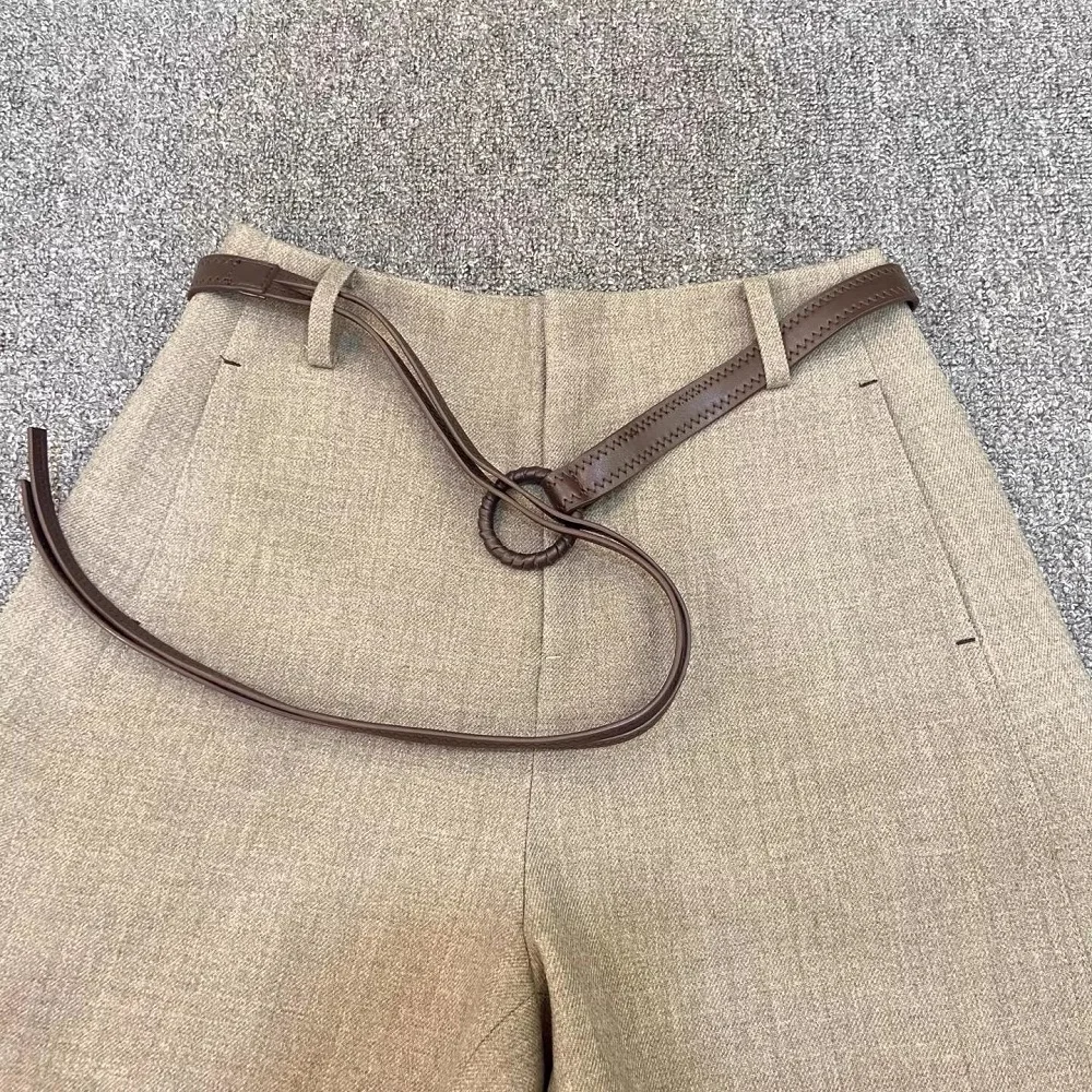 شورت شتوي جديد عالي الجودة 2025 تصميم عصري للنساء حزام مطرز بغرز مرقع عالي الخصر كاكي شورت صوف رمادي داكن #4