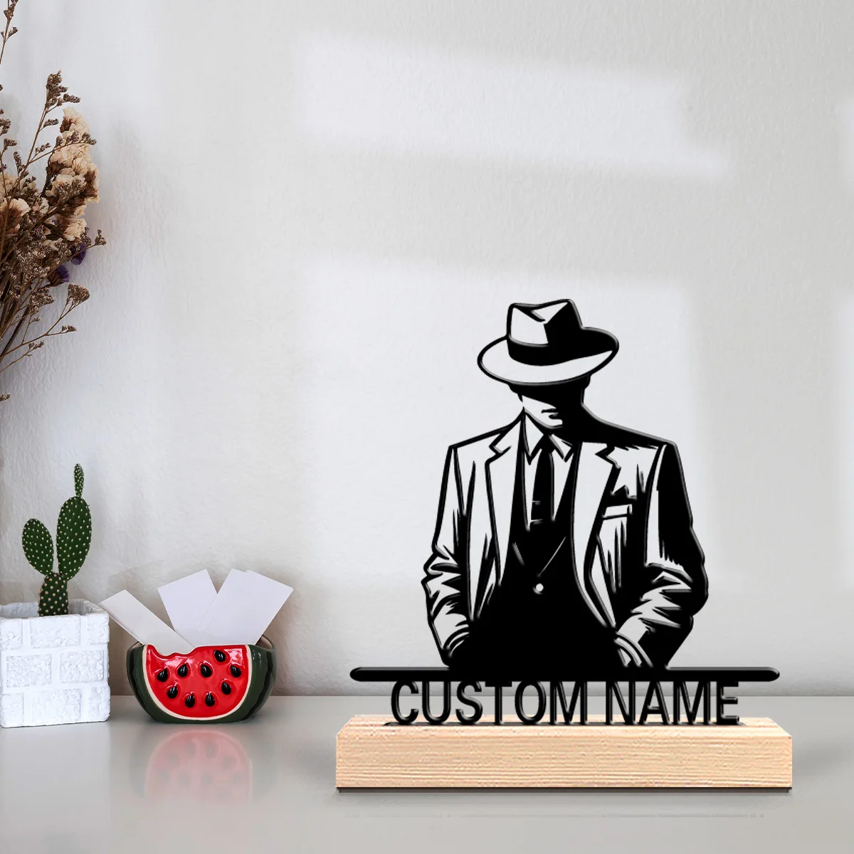 1 pièce Figurine en métal personnalisée avec lettre, motif garçon en costume créatif, avec base en bois, pour décoration de maison et de bureau