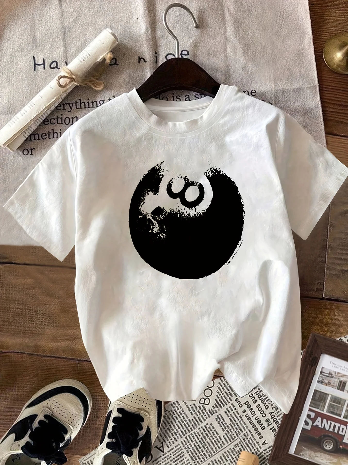 2025 Primavera/Novedad de verano negro número ocho billar fuente artística Casual fiesta WoS camiseta blanca