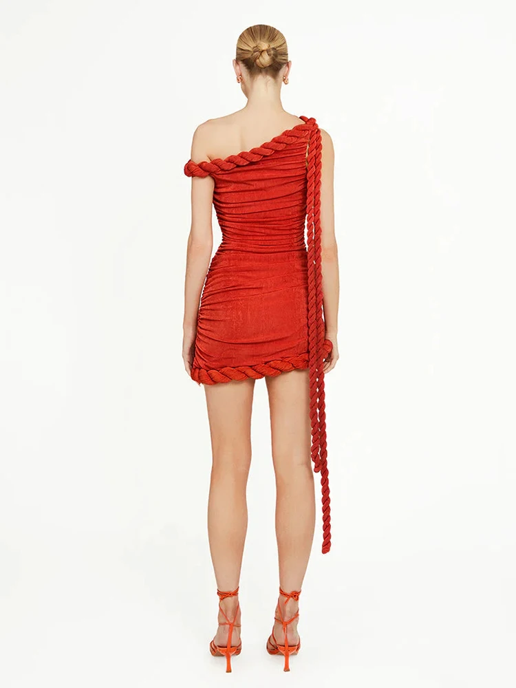 Sukienka Gala Artistic Elegance, czerwony aksamit, z detalami z sznurka, na jedno ramię, seksowna mini, idealna na imprezę, studniówkę lub wieczór.