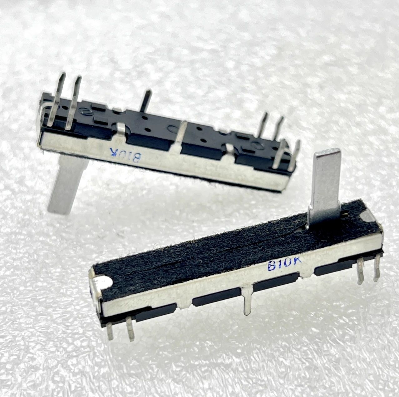 

1 шт., 45 мм, скользящий потенциометр, стереоканал B10K, длина оси 15 мм, ход скольжения 30 мм