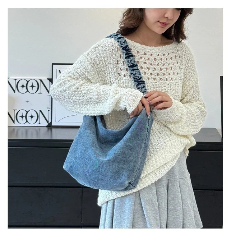 

Структурованная женская сумка-коробка с жесткими боками и глянцевой кожей для современного элегантного эффекта