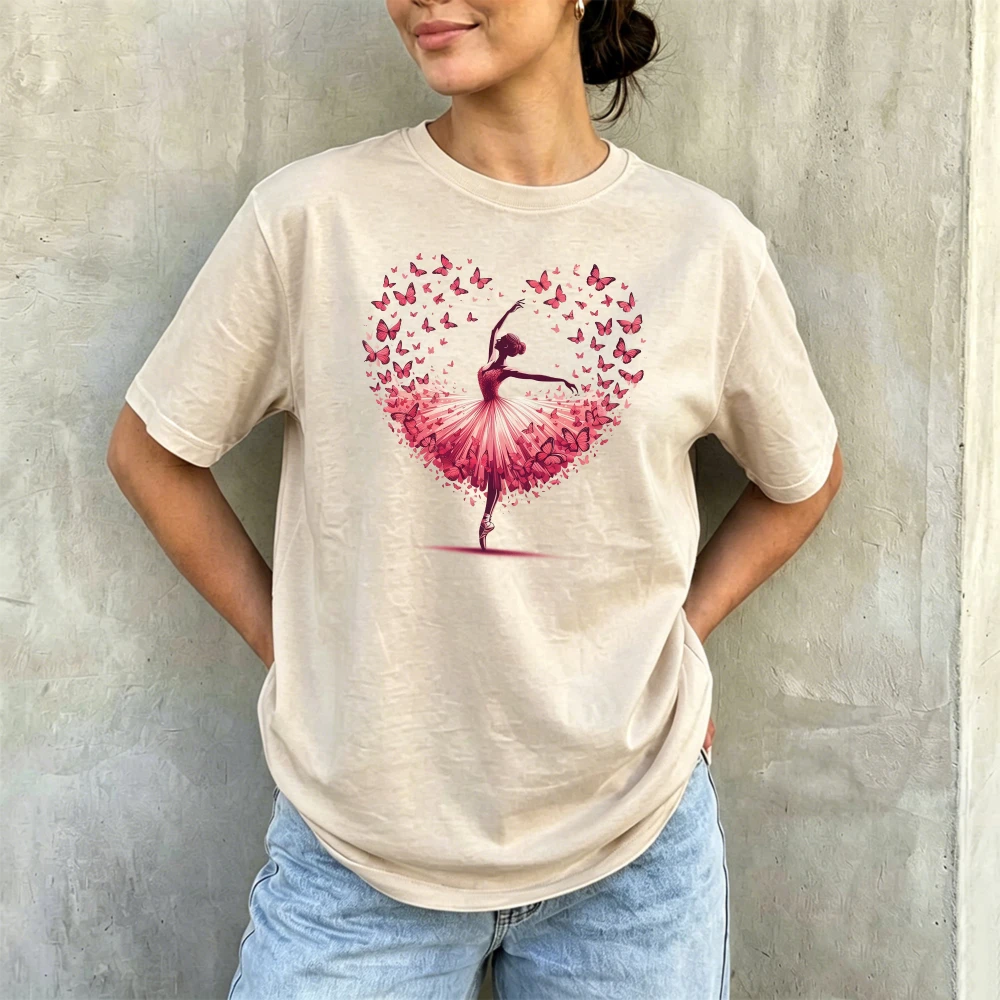 Ballerina, umgeben von einer Schmetterlings-Herz-Silhouette, Damen-Sommer-T-Shirt aus Baumwolle, Grace Dance, romantisches Grafik-Alltags-Top