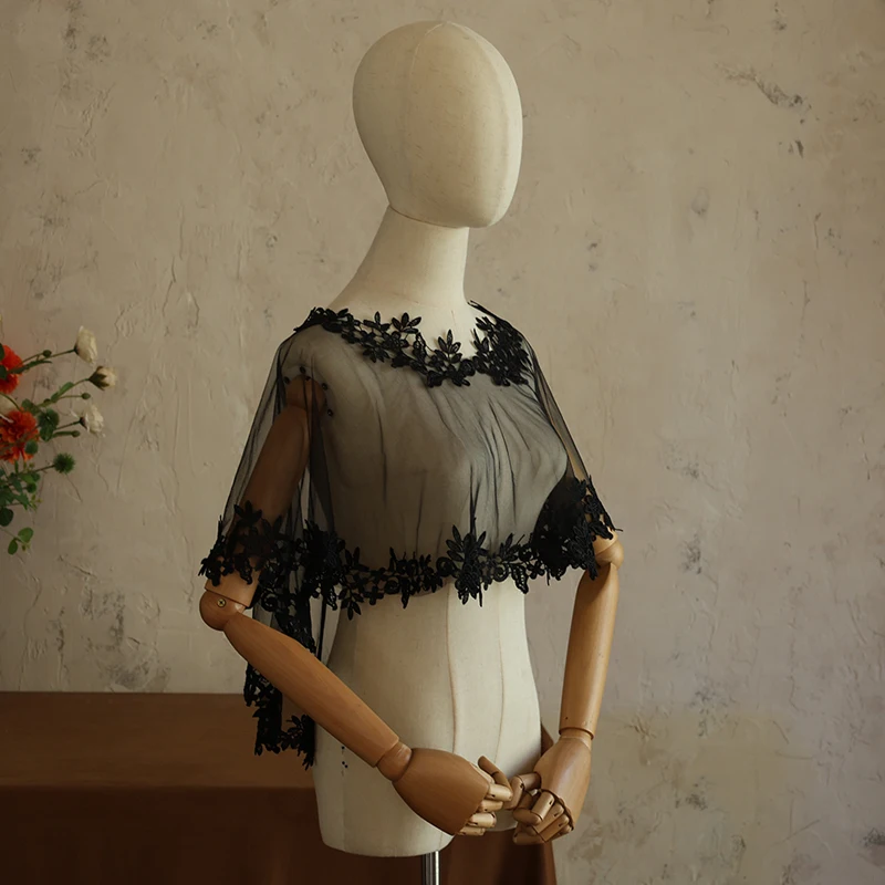Elegante Hochzeits-Wraps mit Spitzenapplikationen, Juwelenkragen, vorne kurz, hinten lang, Accessoires für Hochzeits- und Partykleider – Detail 3