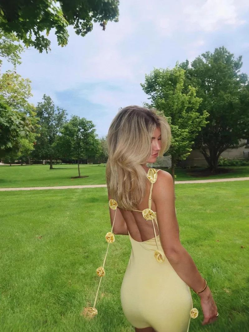 Vestido sedutor sem costas com alça espaguete vestido de cetim feito à mão com apliques florais vestido maxi de cetim franzido sereia com decote em V