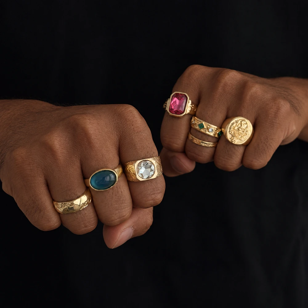 Vintage-Ring in Goldfarbe für Herren, mit rosa, rechteckigem oder blauem, oval geformtem Ringgesicht, Set mit geprägtem Wappen, signierter Schmuckstücke im verzierten, gravierten Stil. – Detail 1