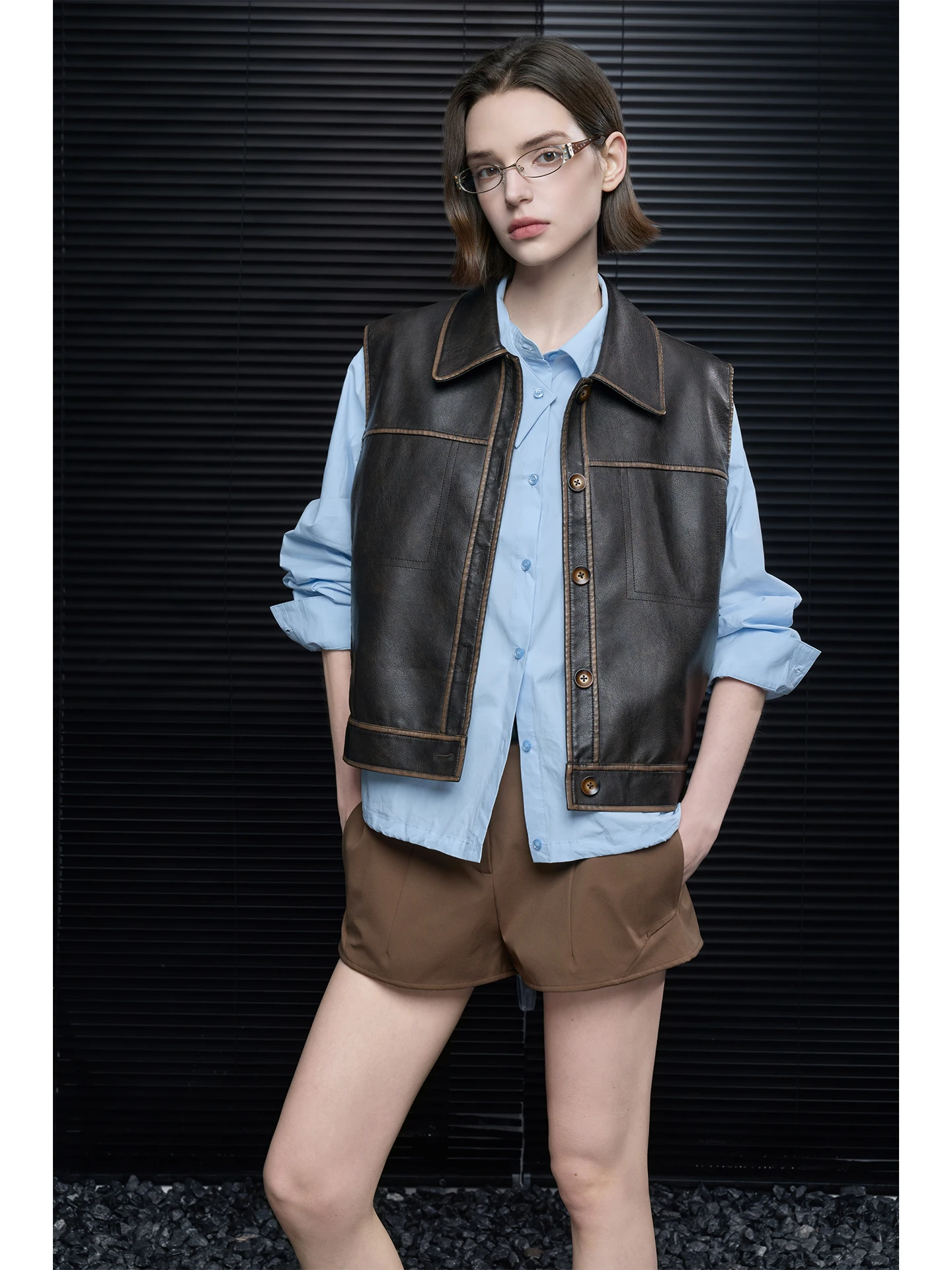 

Уникальный кожаный жилет Sli Svel для женщин: модная винтажная верхняя одежда для многослойных образов, тренд весны 2026, уличный стиль