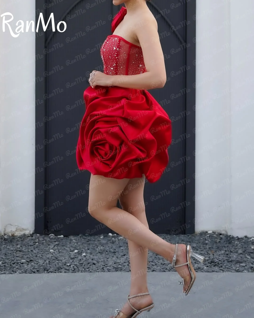 Ranmo personalizado sin tirantes rojo con cuentas vestido de fiesta corto plisado flores 3D con cordones sin mangas elegante plisado 2025 vestido de cóctel