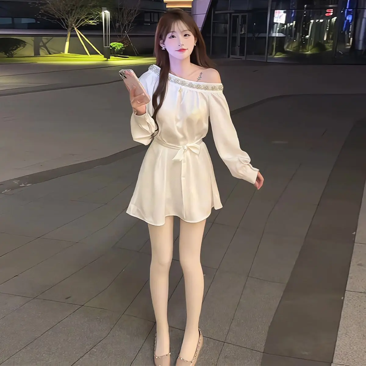 ​ ​ 프렌치 스모크 드레스 봄 여름 리퀴드 새틴 비대칭 오프 숄더 크리스탈 비즈 디테일 글램 엣지 맥시 길이 ​ ​