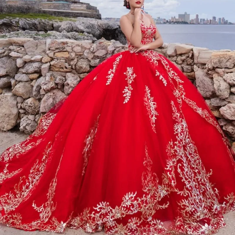 빨간색 킨세아녜라 드레스, 금색 반짝이 크리스탈 레이스 레이어링 데칼, 롱테일 베스티도스 데 15 킨세아녜라 ﻿ 맞춤 제작