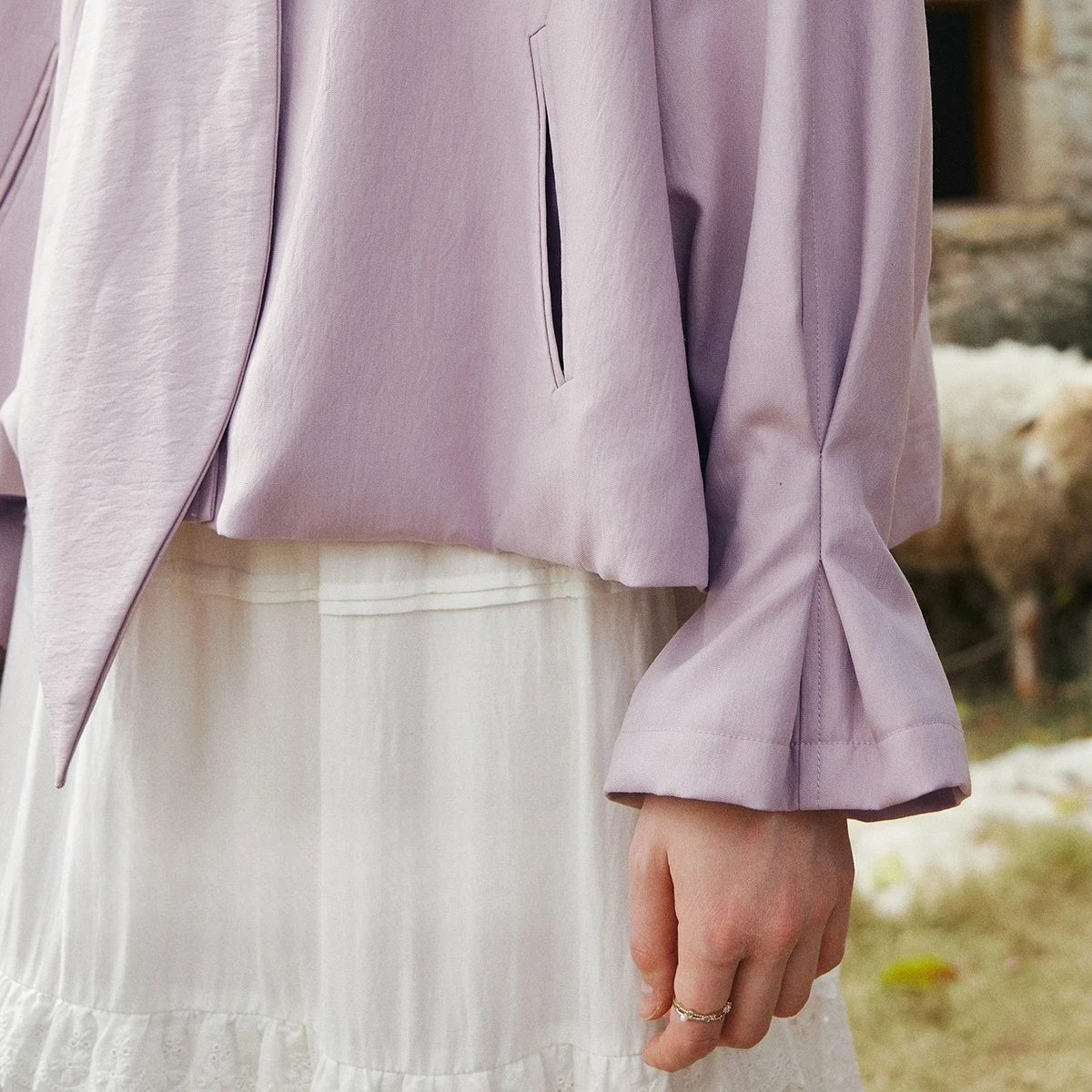 OLrain 女性用スポーツジャケット スタンドタイ フロントネック ルーズ レディース ショートコート 春 2026 エレガント プリーツスリーブ トップス GO58CW003008