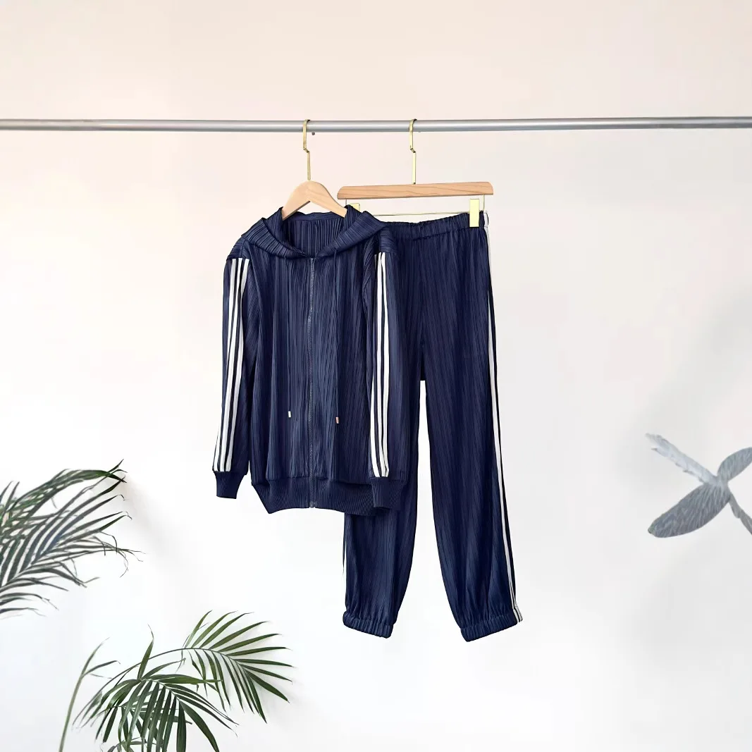 

Однотонный топ с капюшоном и длинными рукавами, плиссированные прямые брюки с высокой талией, комплект из двух предметов, новинка лета 2025 года, модный повседневный женский костюм