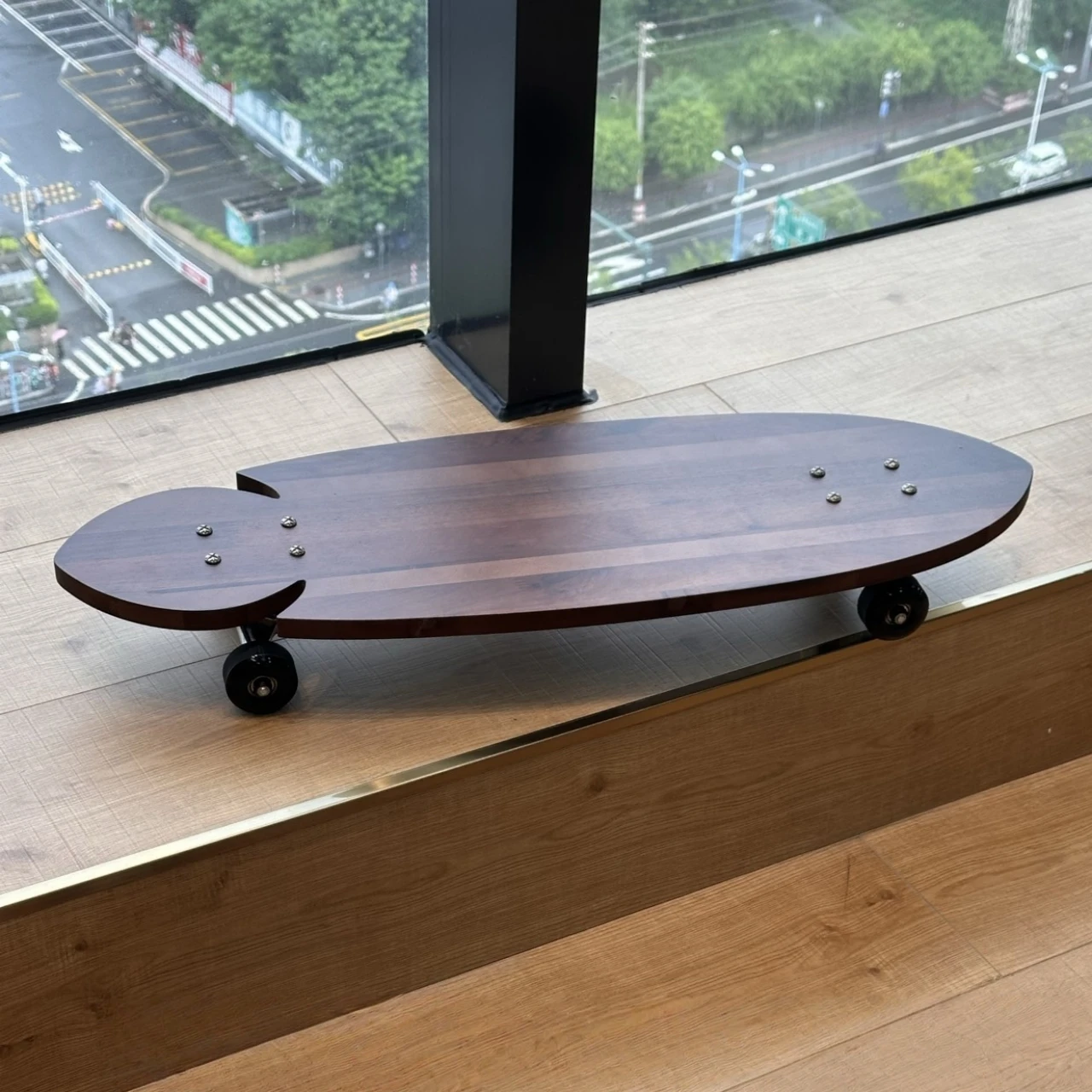 

Высококачественный сверхредкий праздничный подарок, роскошный скейтборд из черного ореха, ограниченная серия, доска для серфинга на землю, скутер из цельного дерева ручной работы