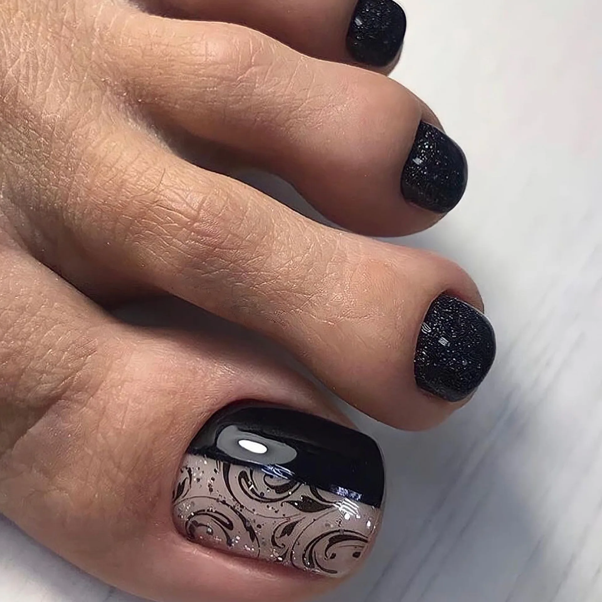 

24Pcs Toe Press on Nails - Black Glitter with Irregular Lines and Solid Black Color Block Design