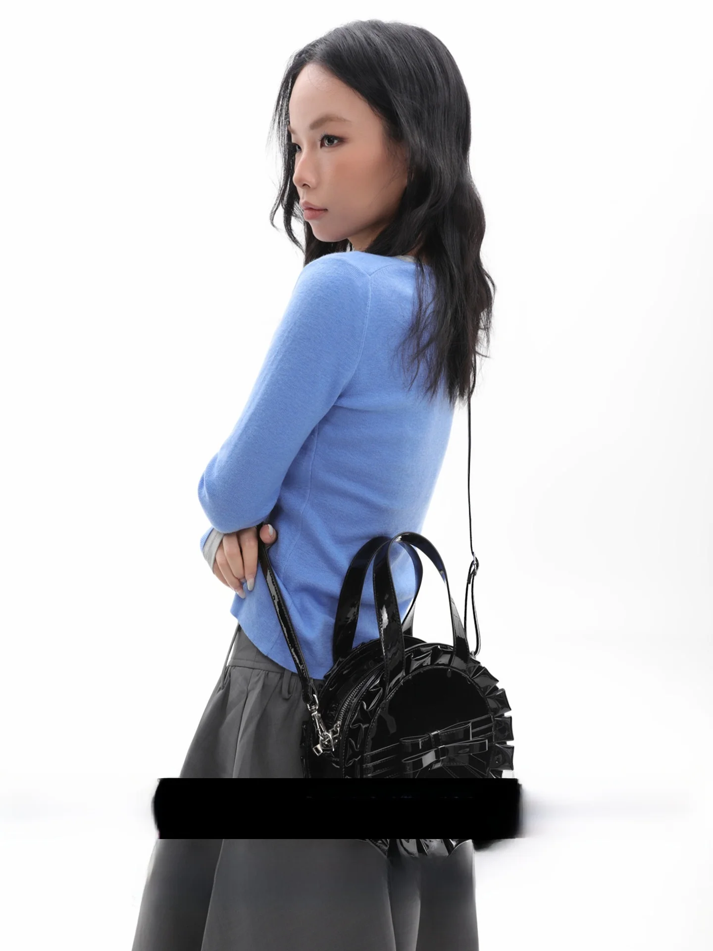 

Original Black Lacquer Leather Edged Cake Handbag New 2025 Autumn Winter round Clutch Shoulder Bag with Knot