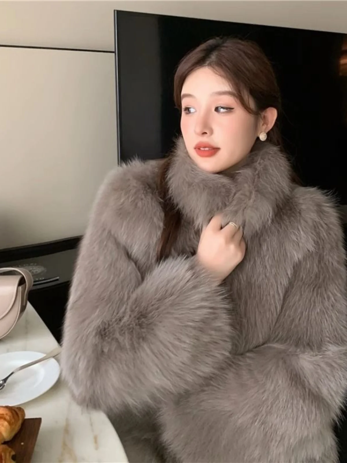 

Зимнее меховое пальто 2025: утепленное, приталенное, модное, женское, в корейском стиле, прямого кроя, с воротником