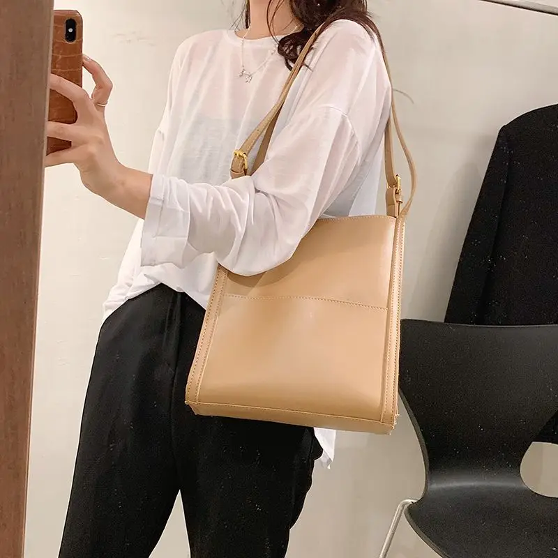 

New Korean Version Retro Female Summer Tide Textbook College Student Advanced Underarm Large Capacity Car Suture Shoulder Bag