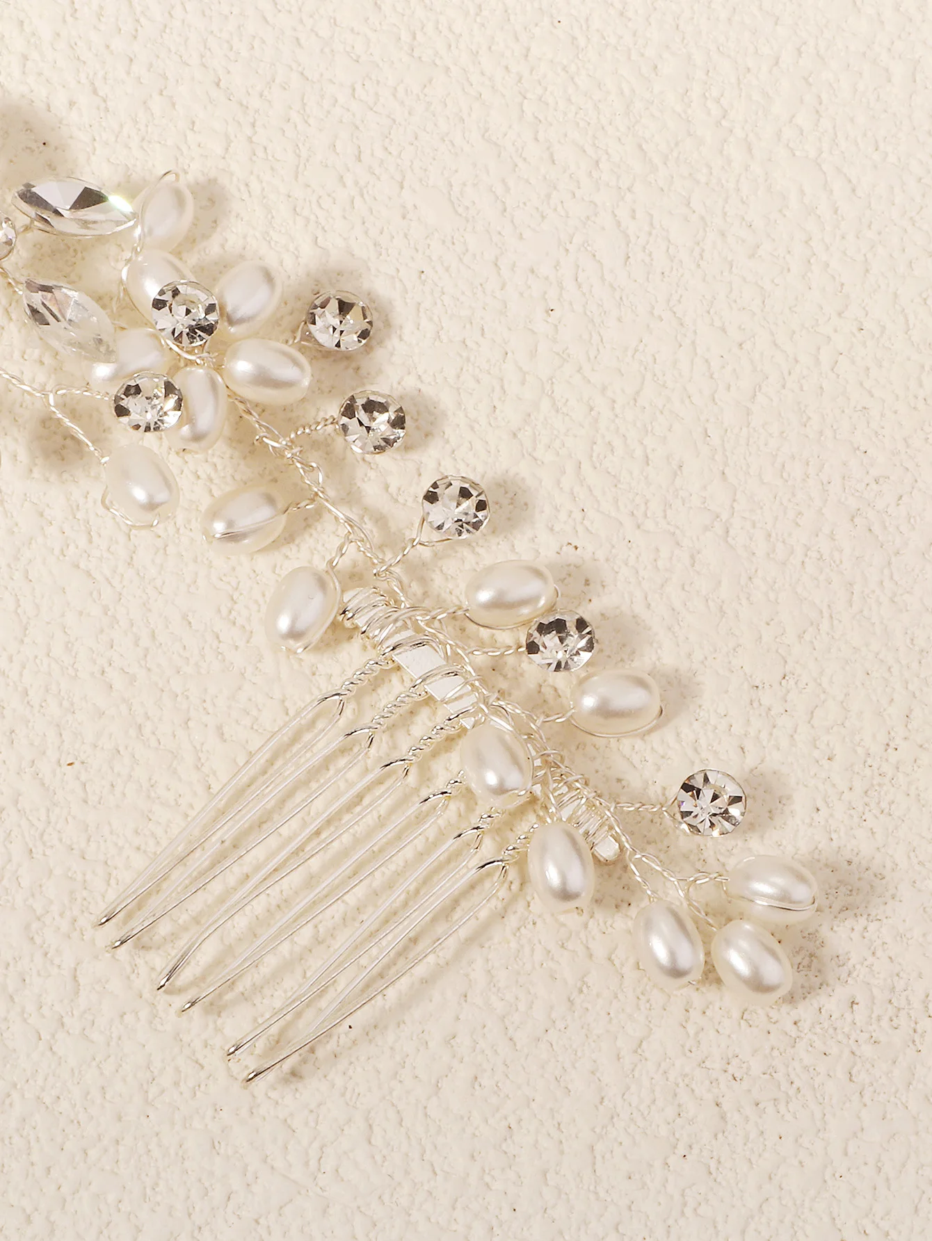 Eleganter Silberner Blumen-Haarkranz mit Perlen und Strass für Hochzeiten, Flexibles Braut-Haarband für Hochzeitsfrisuren, Abschlussball und Partys, Braut-Haaraccessoires für Damen – Detail 6