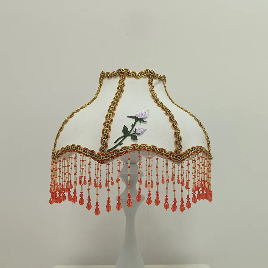 lampara-europea-retro-de-terciopelo-blanco-con-bordado-de-rosas-moradas-y-colgante-de-cristal-bordado-a-mano