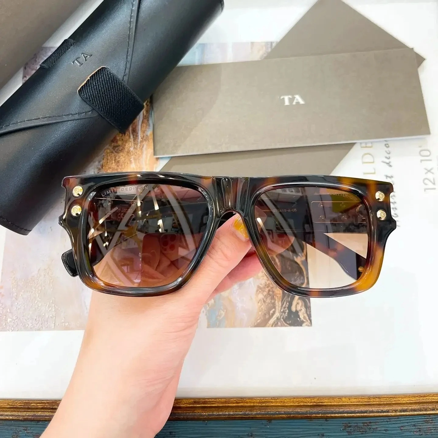 

Оригинальные мужские солнцезащитные очки LIANGCHENDITA EMITTER-ONE DTS418-A LIMITED EDITION, мужские солнцезащитные очки премиум-класса в черепаховой ацетатной оправе, женские очки для пар