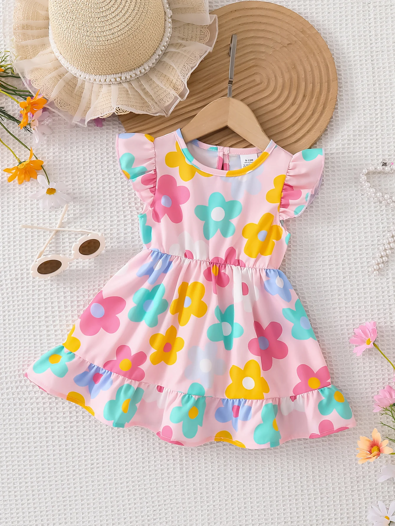 

Комплект из 1 предмета: летние тонкие платья для маленьких девочек, платье с цветочным принтом, круглым вырезом, рукавами-крылышками, эластичной талией и оборками по низу, милое платье принцессы без рукавов для девочек, универсальное и модное, подходит дл