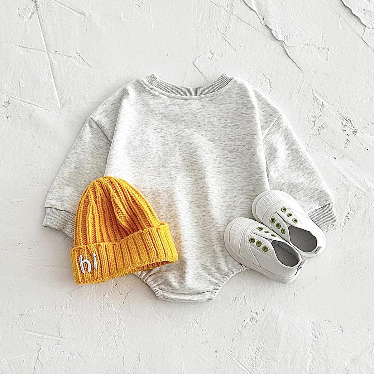 Neuer Baby-Strampler mit langen Ärmeln, Bärenstickerei, weicher, lila Baumwollstoff, Rundhalsausschnitt, Baby-Body, Unisex-Overall, Baby-Outfit. – Detail 2