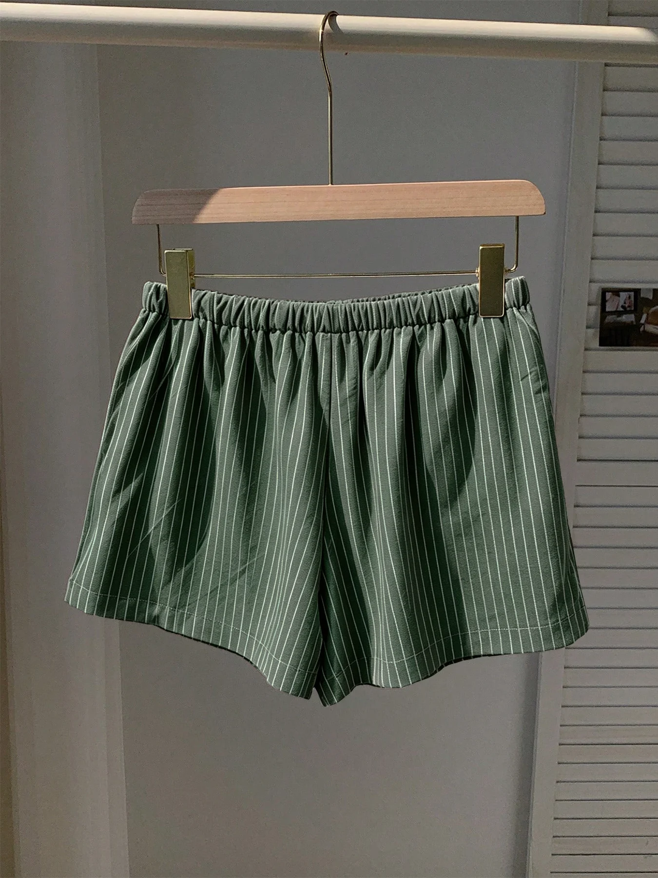Damen-Shorts mit vertikalen Streifen, elastischem Bund, dekorativem Band und Taschen, lockere Sommer-Lounge-Shorts – Detail 3