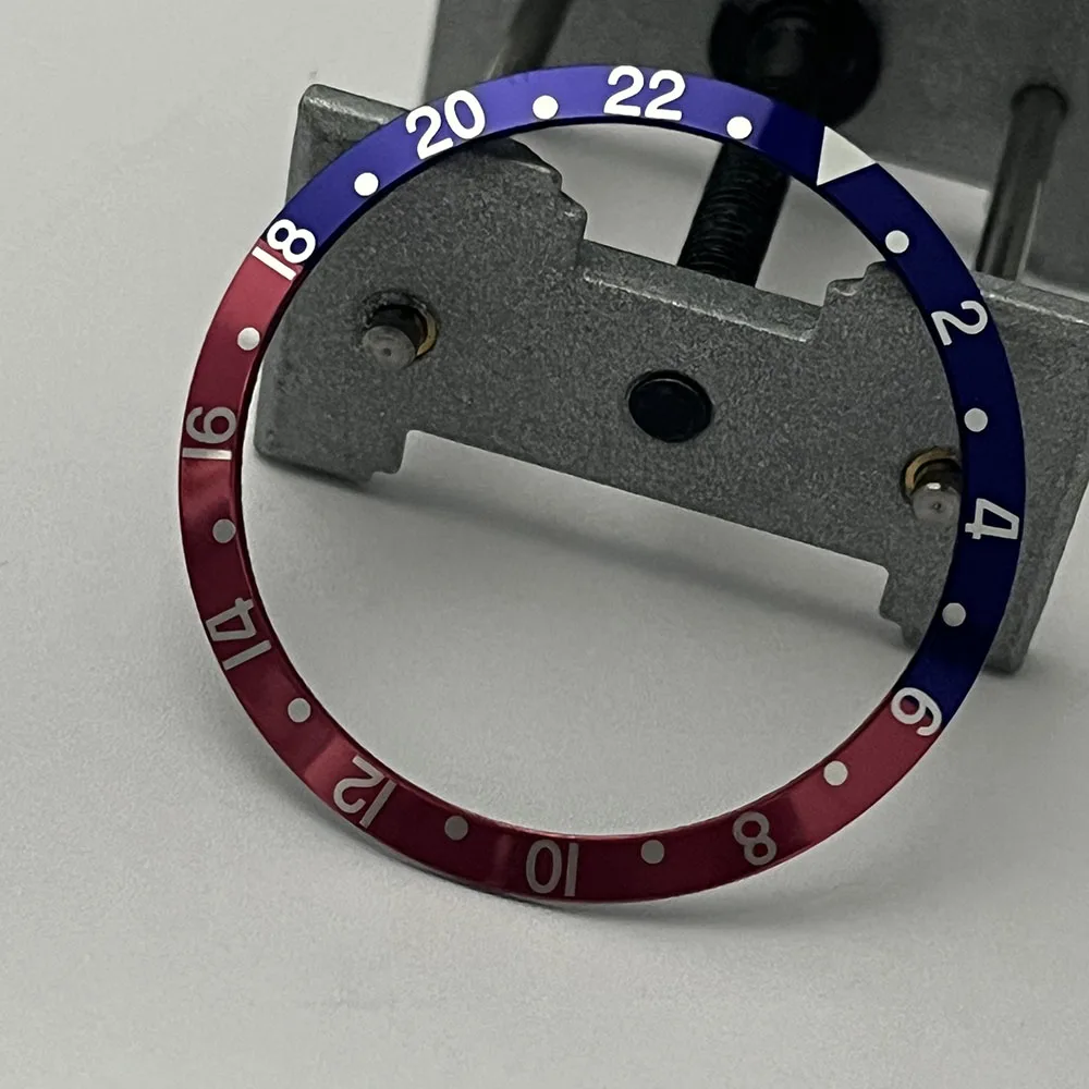 أدخل إطارًا من الألومنيوم باللون الأسود والأزرق والأخضر والأحمر مقاس 36 مم إلى ملحق حقيبة أوتوماتيكي مناسب للإطار