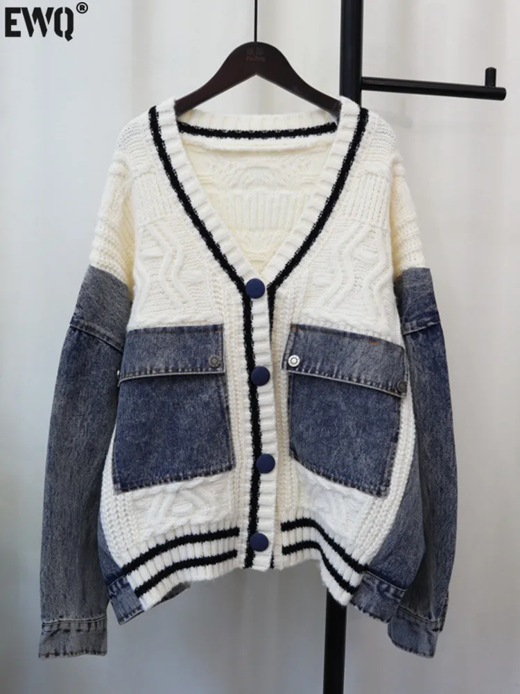 

[EWQ] Big Size Fashion Style V-neck Denim Spliced Knitted Sweater Cardigan Loose Women’s Clothing Winter 2024 Autumn New 16O1104