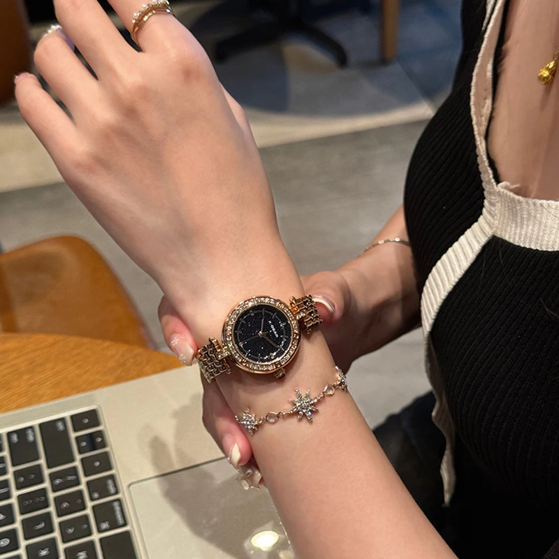 ساعة كوارتز نسائية أنيقة بمينا مرصعة بالنجوم من X-GEAR - ساعة عصرية بسوار من الفولاذ المقاوم للصدأ هدية للمهرجانات