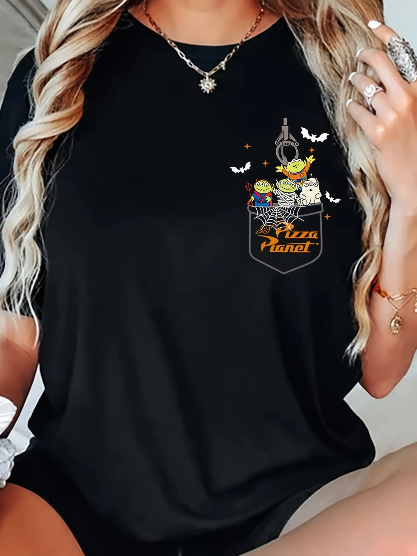 

Мужские и женские футболки Disney Toy Story Pizza Planet в стиле ретро — черная футболка с круглым вырезом и интересным рисунком инопланетянина